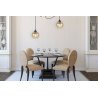 Ciekawy wystrój jadalnii z nowoczesną lampą wiszącą