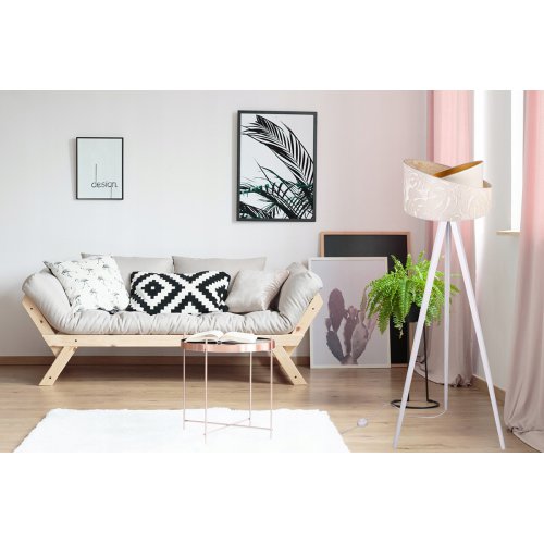 Drewniana lampa podłogowa, abażur jasny beż, wzór liście monstery, trójnóg biały, E27