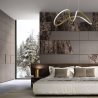 Przestronna sypialnia z elegancką lampą LED wiszącą, która tworzy przyjemną atmosferę i zapewnia równomierne oświetlenie Przestronna sypialnia z elegancką lampą LED wiszącą, która tworzy przyjemną atmosferę i zapewnia równomierne oświetlenie