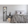 Czarna lampa podłogowa w nowoczesnym stylu loft, idealna do aranżacji wnętrz w stylu industrialnym Czarna lampa podłogowa w nowoczesnym stylu loft, idealna do aranżacji wnętrz w stylu industrialnym