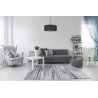 Elegancka czarna lampa ze złotym środkiem abażur w przytulnym salonie Elegancka czarna lampa ze złotym środkiem abażur w przytulnym salonie