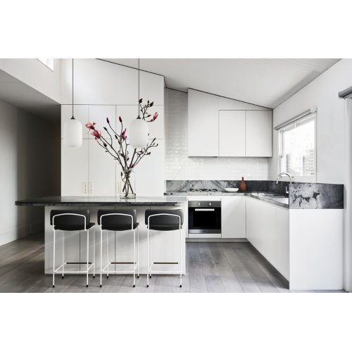 Lampa wisząca sufitowa RIFFLE, pojedynczy żyrandol z białym szklanym kloszem, ryflowany, styl glamour