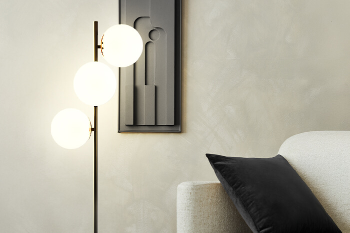 Lampa podłogowa do sypialni lub salonu z trzema szklanymki kloszami w kształcie kuli
