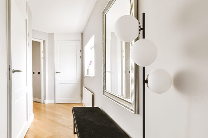 Lampa podłogowa w przedpokoju lub korytarzy z trzema szklanymki kloszami w kształcie kuli