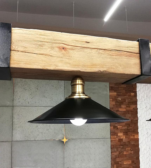Lampa na strych industrialna metalowa zamocowana na belce