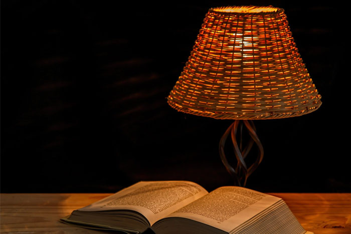 Boho lampki do sypialni - przykład aranżacji 09