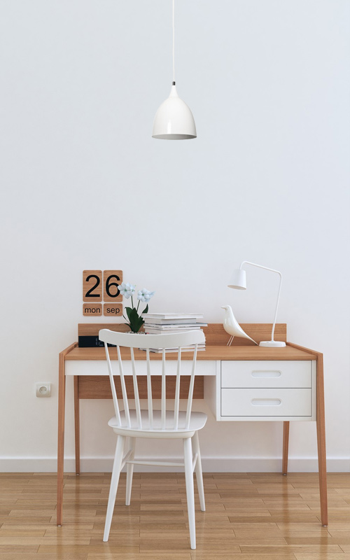 Pojedyncza biała lampa wisząca regulowana nad biurkiem