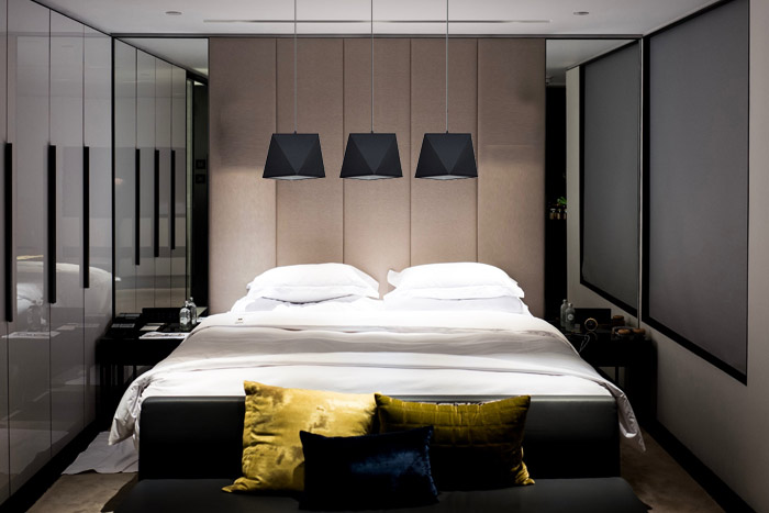 Sypialnia w nowoczesnym stylu zestawienie ciemnych elementów i światła z eleganckiej lampy z abażurem dodaje klimatu