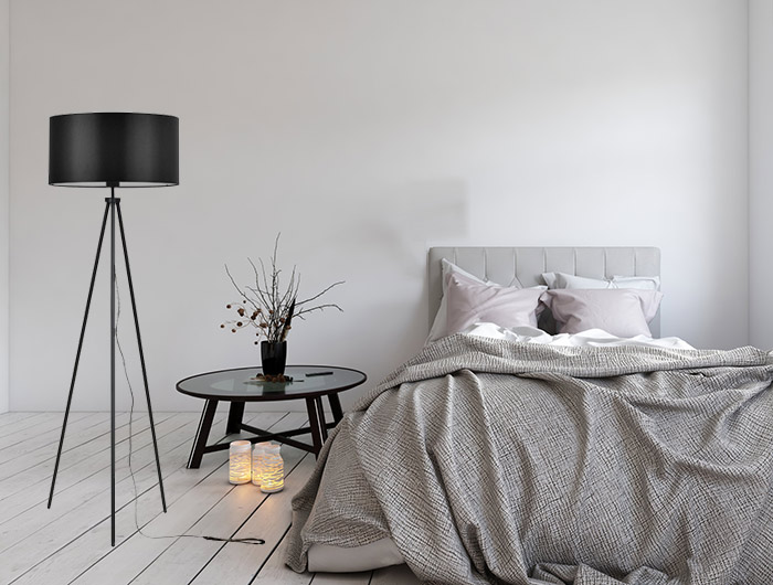 Przytulana jasna sypialnia w minimalistycznym stylu z lampą stojącą trójnóg z abażurem