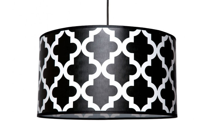 lampa wisząca czarno biała z abażurem w geometryczny wzór