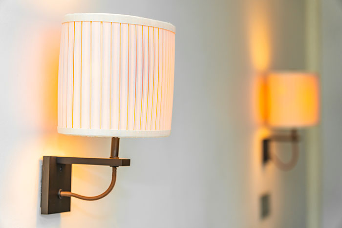 Jak wybrać idealną lampę do pokoju hotelowego?