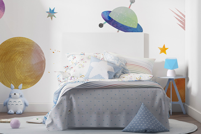 Lampka nocna z niebieskim abażurem sypialnia dziecka