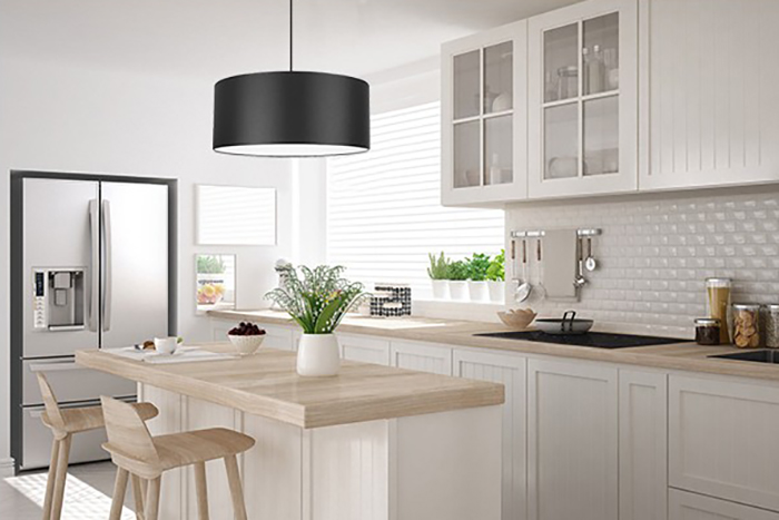 lampa wisząca z atrakcyjnym abażurem o białym środku zwieszona w nowoczesnej kuchni