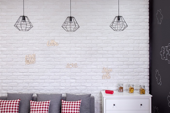 kuchnia w stylu loft oświetlona industrialnymi lampami z kloszem typu koszyk