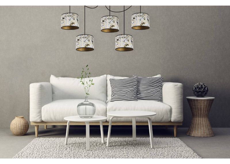 Lampa z 5 okrągłymi, białymi kloszami we wzór złoty geometryczny wisząca w salonie