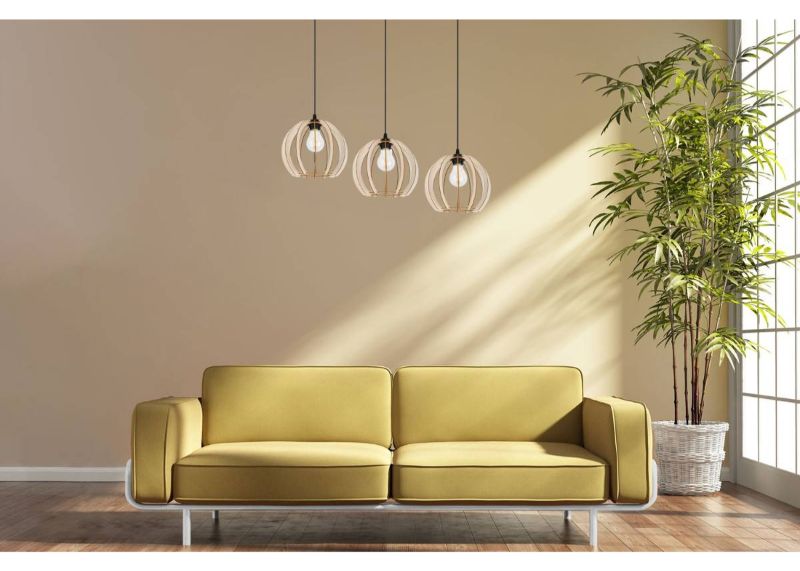 Lampa z 3 ażurowymi, okrągłymi abażurami z lameli z drewna, na prostokątnej listwie wisząca w salonie