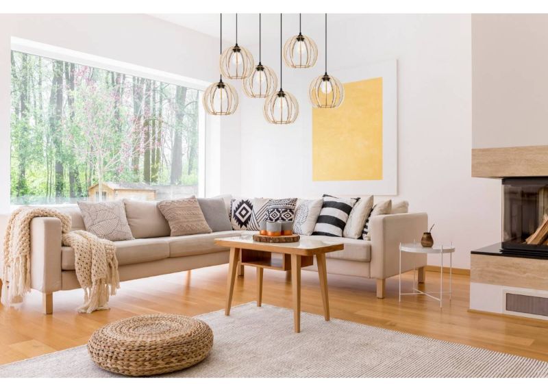 Lampa z 6 ażurowymi abażurami z drewnianych lameli na prostokątnej listwie sufitowej o szerokości wisząca w salonie