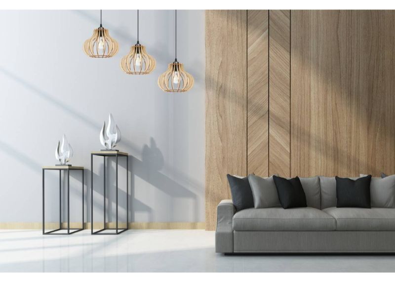 Lampa z prostokątną podsufitką o szerokości i 3 abażurami z drewnianych lameli o oryginalnym kształcie wisząca w salonie