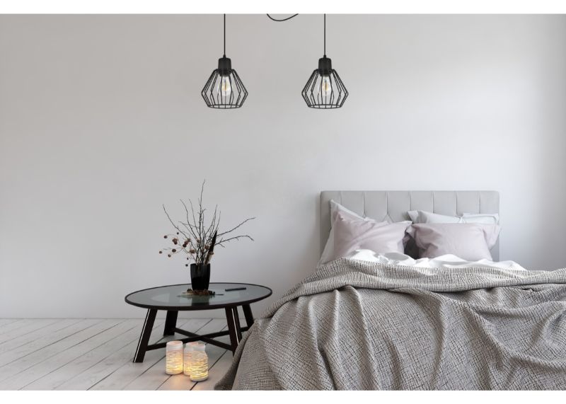 Lampa z drucianym kloszem w kształcie diamentu wisząca w sypialni