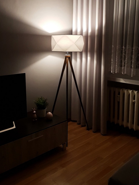 Lampa stojąca drewno różne kolory abażur