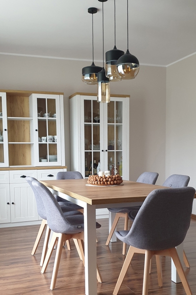 Nowoczesna lampa wisząca ze szklanym kloszem