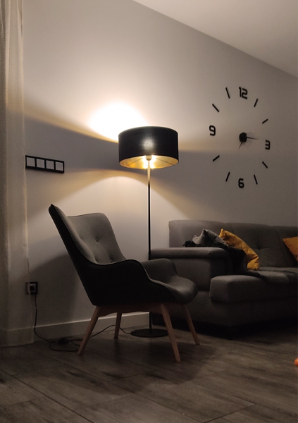Nowoczesna lampa stojąca z abażurem złoty środek