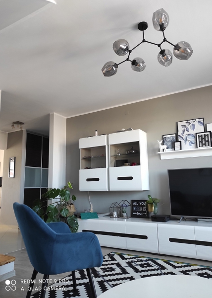 Nowoczesna lampa typu loft ze szklanymi kloszami w różnych odcieniach
