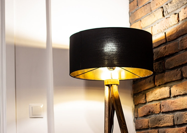 Lampa podłogowa drewniana stojąca trójnóg z abażurem