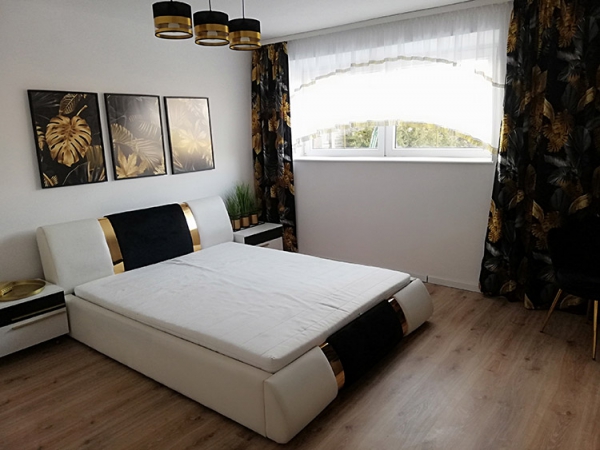 Elegancka lampa wisząca z regulowaną długością i transparentnymi detalami