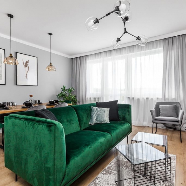 Nowoczesna lampa typu loft ze szklanymi kloszami w różnych odcieniach