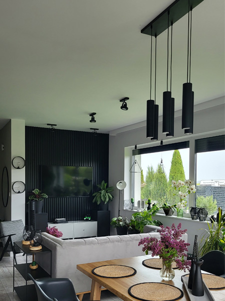 Lampa wisząca na szerokiej prostokątnej listwie 60 cm, 6 podłużnych wąskich czarnych kloszy metalowych tuba 6 cm, GU10
