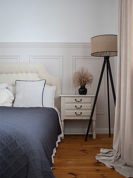 Lampa podłogowa, metalowy trójnóg, abażur 45 cm juta, czarne obszycie, E27