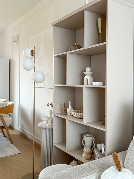 Lampa stojąca podłogowa SIENA, kaszmirowy beż, białe szklane kule, do sypialni i salonu, glamour