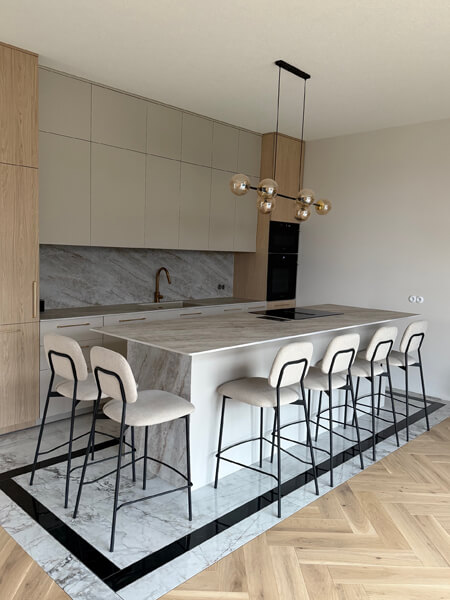 Lampa sufitowa SIENA, czarny żyrandol listwa ze złotymi dodatkami, szklane miodowe kule loft, E14