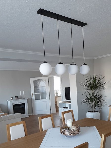 Regulowana lampa wisząca, 4 klosze kule 15 cm, mleczne szkło, prostokątna podsufitka 80 cm, E27