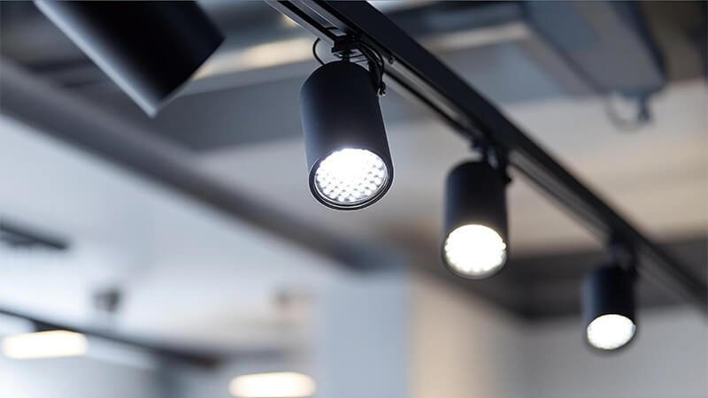 Jak skompletować lampę szynową? Praktyczny przewodnik krok po kroku