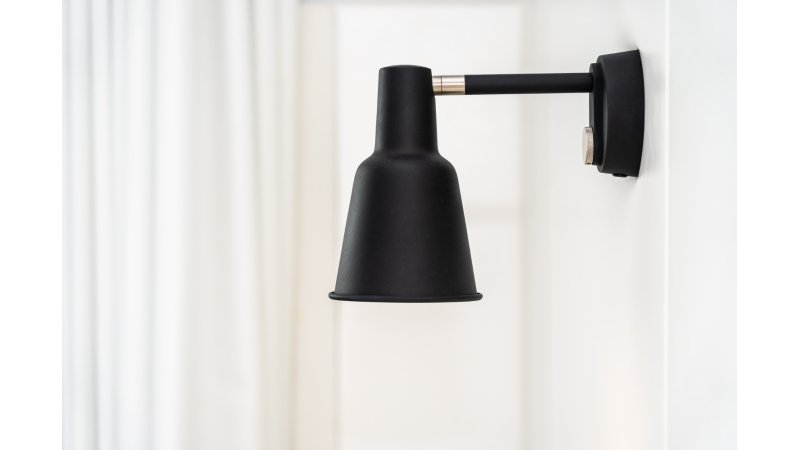 Czarne kinkiety: minimalistyczny akcent, który odmieni twoje wnętrze. gdzie pasują najlepiej?