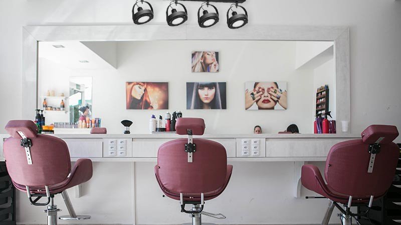 • Jakie lampy sufitowe do salonu fryzjerskiego?