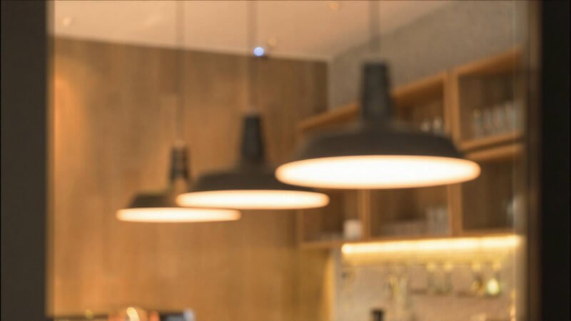 • Jakie materiały lamp wiszących najlepiej sprawdzą się w restauracji?